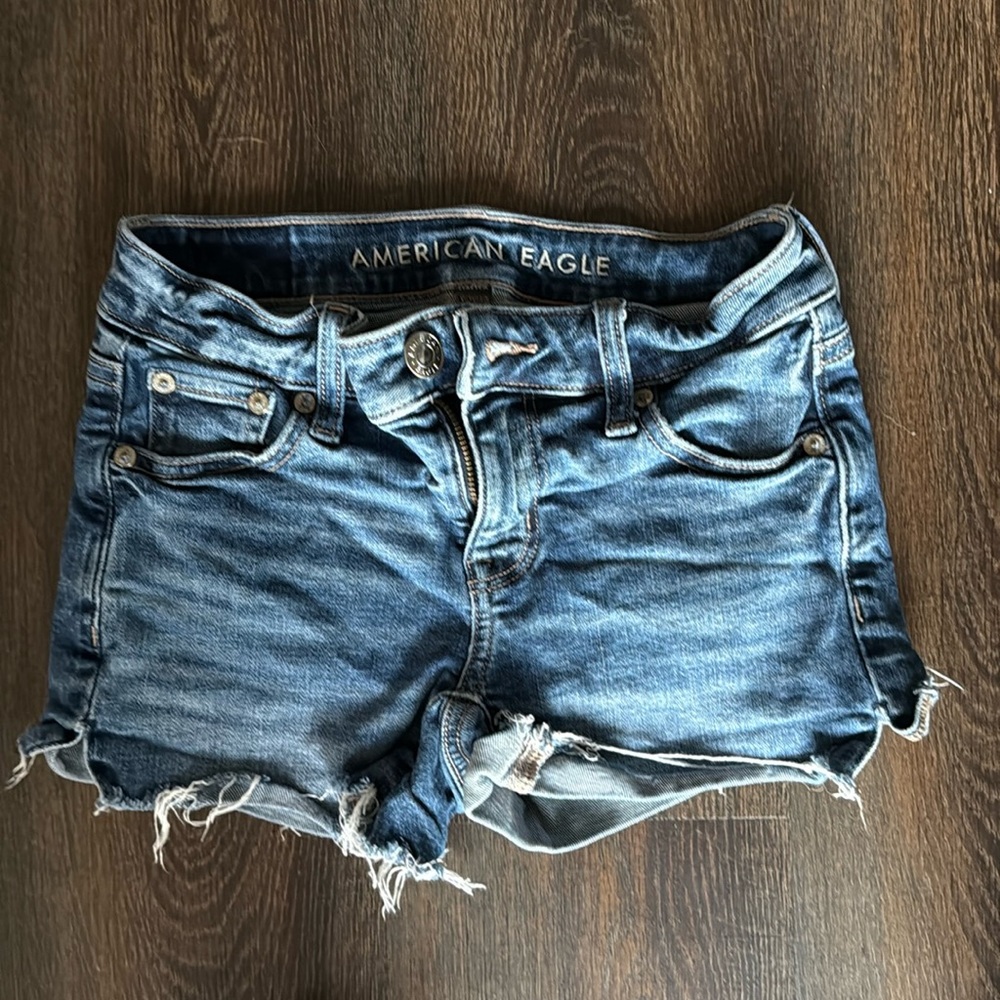 American Eagle Outfitters Stretch Women's Distressed Blue Jean Shorts Shorts.